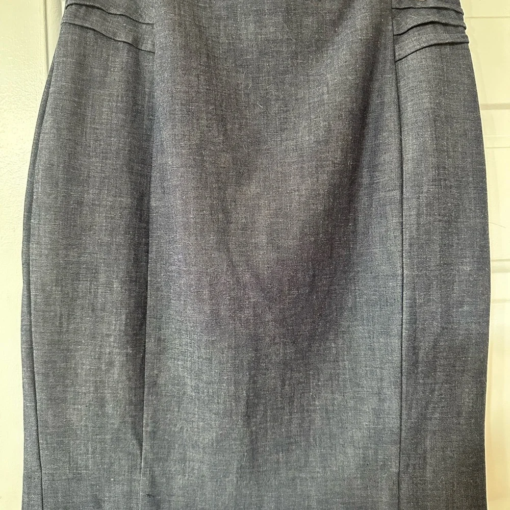 Like new Express‎ Blue Linen Pencil Skirt. Size 10.